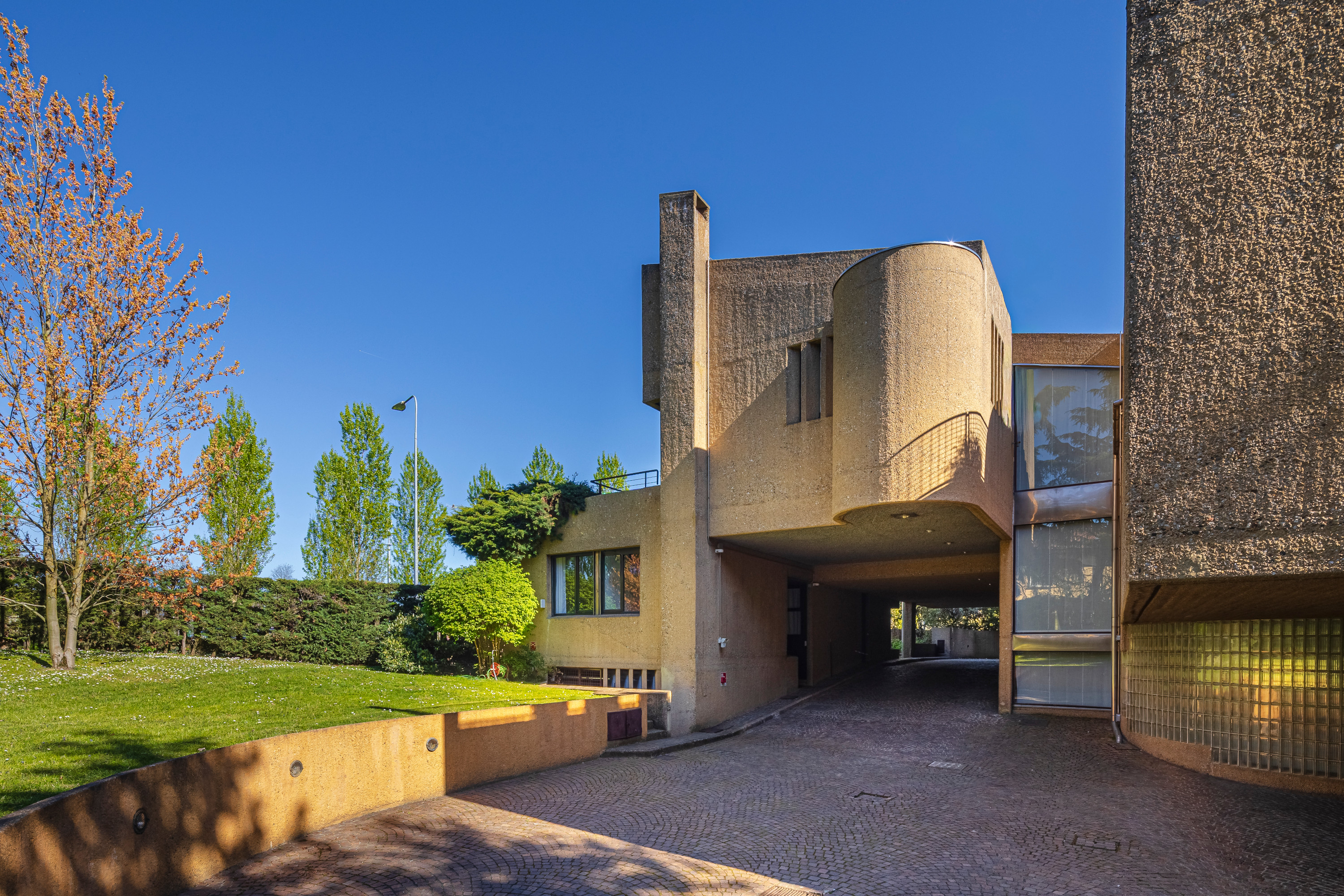 A 1970s Castiglioni brutalist villa lists north of Milan, figure 4