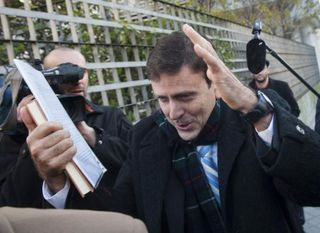 Eufemiano Fuentes arrives to a mob of press at the Madrid court