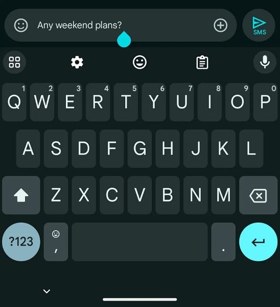 When users start typing, Messages' single-line text field drops its gallery icon, leaving the emojis and plus symbol.