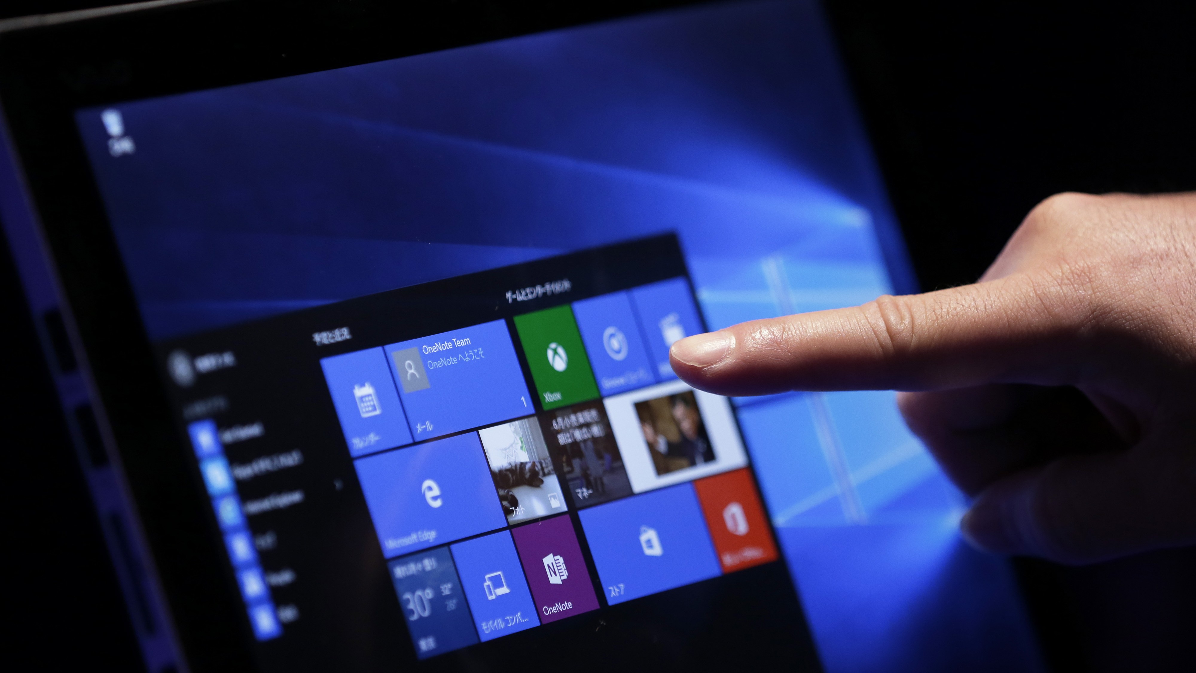 A visitor tries out Microsoft Corp.&#039;s Windows 10 operating system on a tablet device during a launch event in Tokyo, Japan, on Wednesday, July 29, 2015.