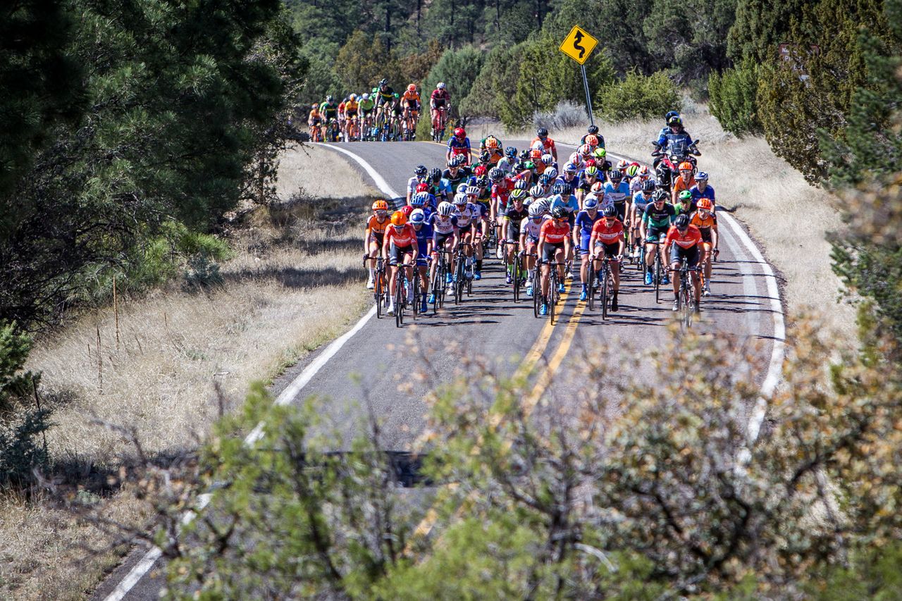 The mens field splits up.