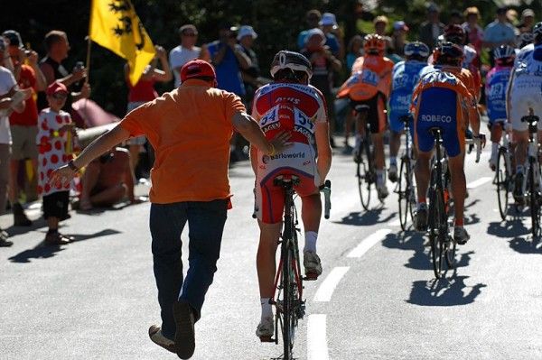 Gianpaolo Cheula (Barloworld) was glad of a short, sharp shunt from one of the Basque fans.