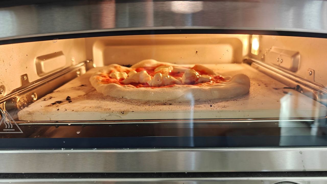 Приготовление пиццы с моцареллой во внутренней пицца-печи Cuisinart