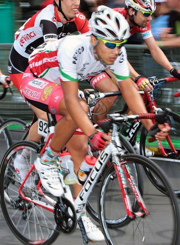 Mexican national champion Luis Enrique Davila (Jelly Belly Cycling Team) holds his own on his first trip to Manayunk.