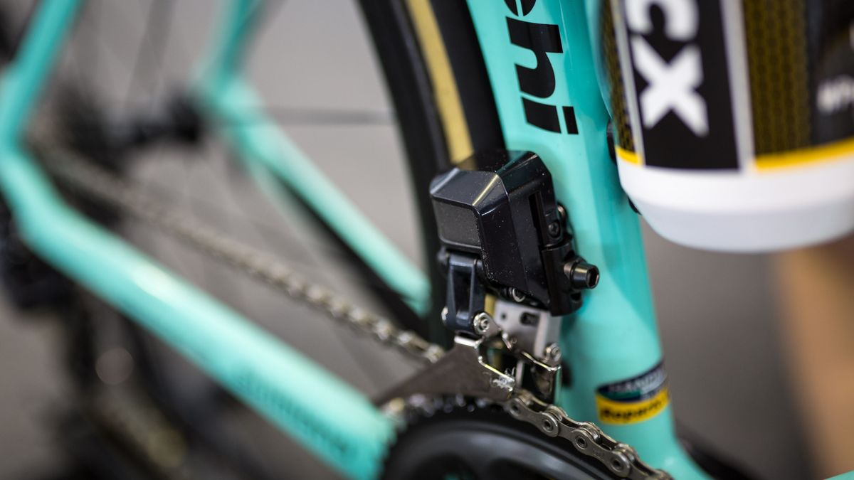 A close look at the body of the Shimano Dura-Ace R9150 front derailleur