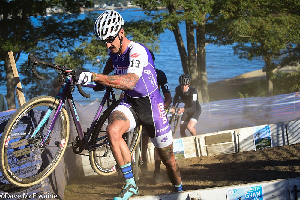 Ben Berden (WCup-Stoemper) running the barriers on lap three