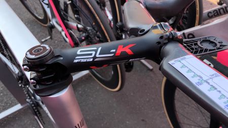 A very long FSA stem on a cannondale bike