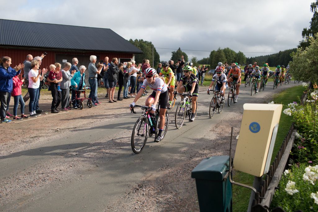 Hannah Barnes (Canyon-SRAM) leads the peloton