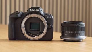 Canon EOS R50 sur une table avec un objectif 18-45mm à côté de lui