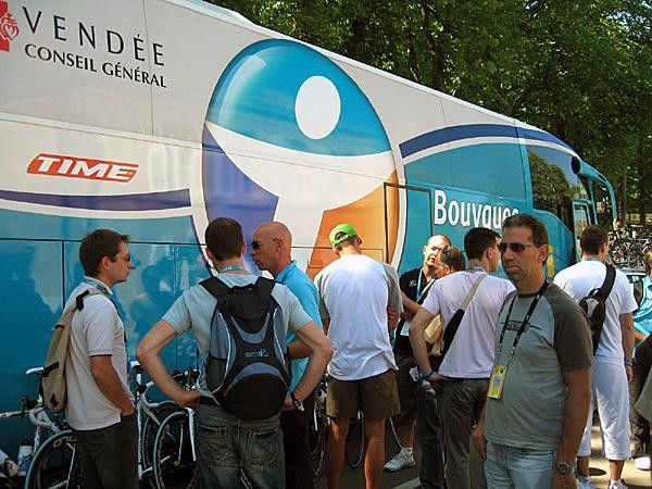 Fans crowd the Bouygues Telecom bus.