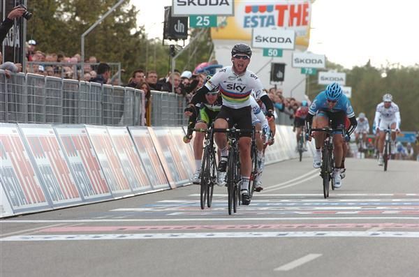 Mark Cavendish crosses the line ahead of Matthew Goss, Geoffrey Soupe and Tyler Farrar to win stage two at the 2012 Giro d'Italia