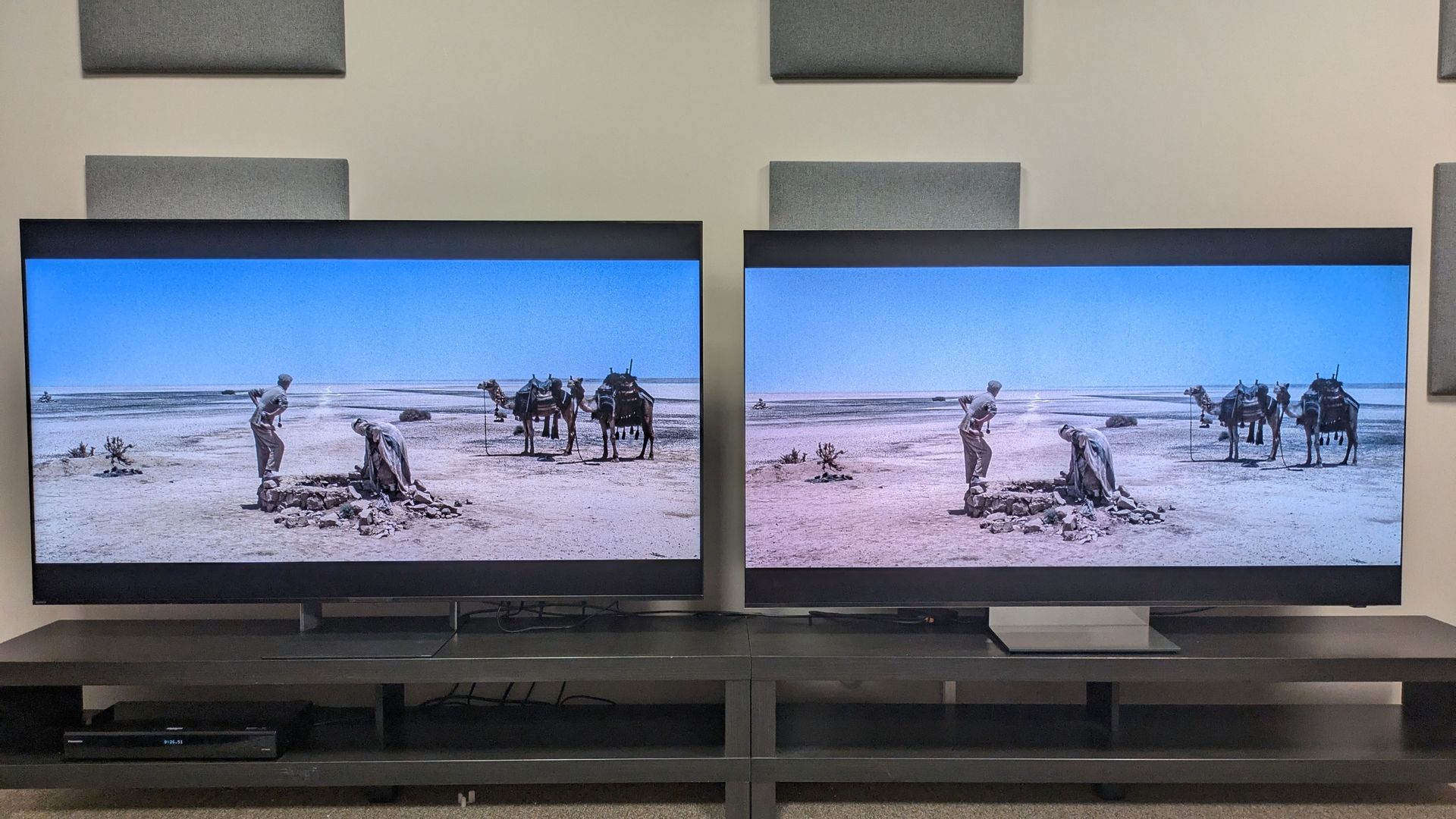 Sony Bravia 9 II vs Samsung R95H mostrando una toma de Lawrence y su guía en el desierto de Lawrence de Arabia. Ambos televisores muestran gran brillo