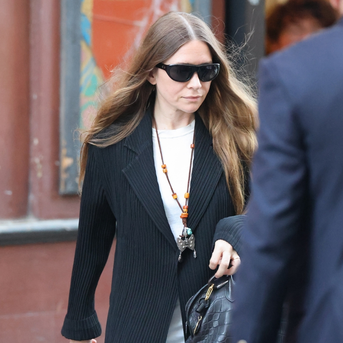 An image of the Olsen Twins wearing their classic autumn fashion trends. 
