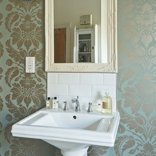 washroom with white washbasin and mirror