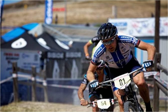 Carl Decker (Giant) looking strong halfway through the race, leading cyclocross racer Ben Berden (Raleigh/Clement)