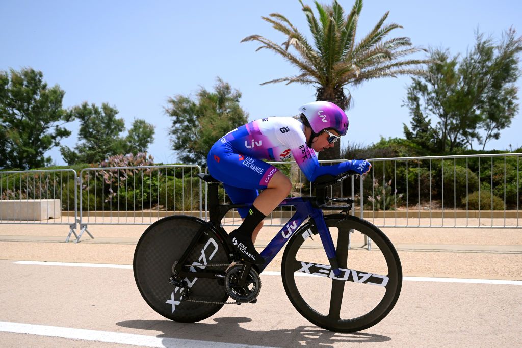 CAGLIARI ITALY JUNE 30 Amanda Spratt of Australia and Team BikeExchange Jayco sprints during the 33rd Giro dItalia Donne 2022 Stage 1 a 47km individual time trial stage from Cagliari to Cagliari ITT GiroDonne UCIWWT on June 30 2022 in Cagliari Italy Photo by Dario BelingheriGetty Images