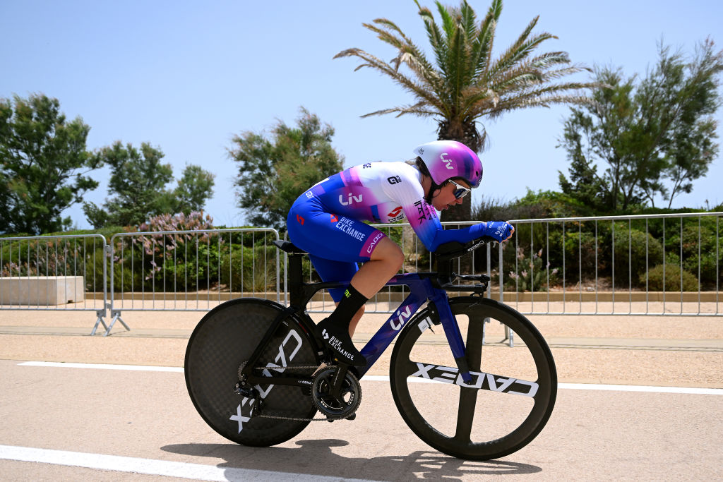CAGLIARI ITALY  JUNE 30 Amanda Spratt of Australia and Team BikeExchange  Jayco sprints during the 33rd Giro dItalia Donne 2022  Stage 1 a 47km individual time trial stage from Cagliari to Cagliari  ITT  GiroDonne  UCIWWT  on June 30 2022 in Cagliari Italy Photo by Dario BelingheriGetty Images