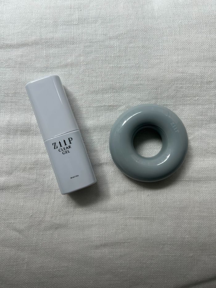 The Ziip Dot tool—a round, donut-shaped device, which junior beauty editor, Grace Lindsay, tested