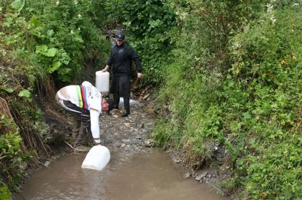 World Champion Steve Peat (Santa Cruz Syndicate) found a nearby stream useful for cleaning up his bike and himself between runs.