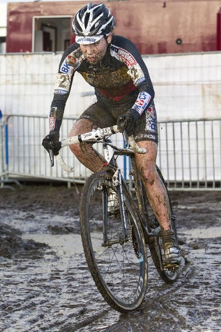 Sanne Cant rides through the mud
