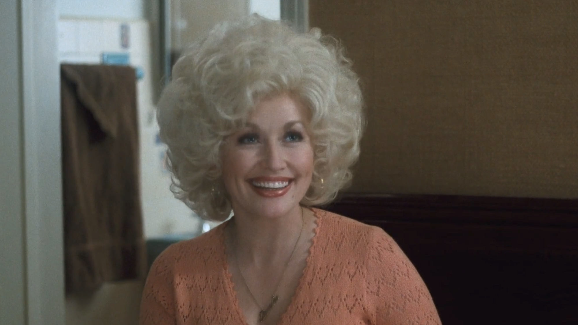 Dolly Parton smiling in 9 to 5