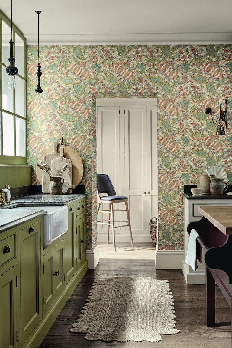 厨房用绿色花卉墙纸在远壁上