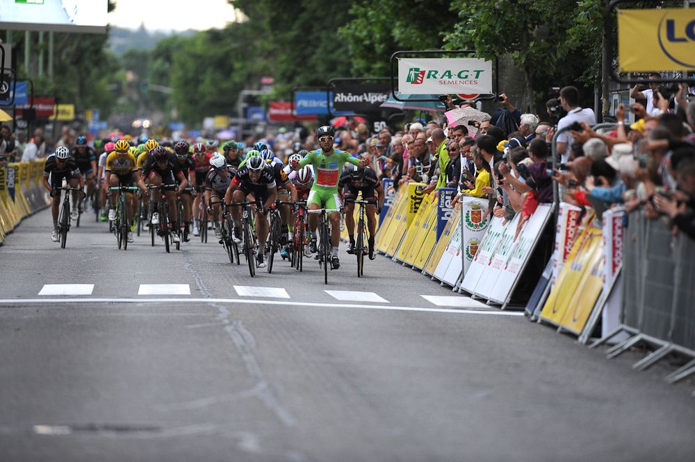 Nacer Bouhanni wins stage 4 of the Crit&eacute;rium du Dauphin&eacute;.
