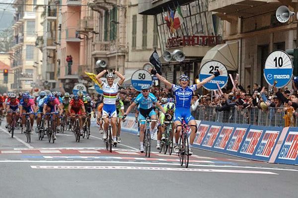 Filippo Pozzato (Quick.Step) crosses the line to win