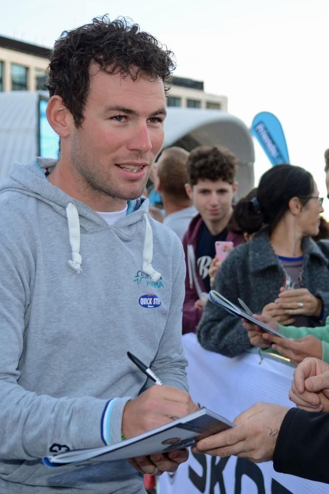 Mark Cavendish (Omega Pharma-Quick Step) signing autographs