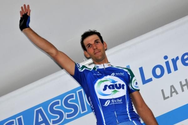 Laurent Mangel (Saur-Sojasun) acknowledges the crowd