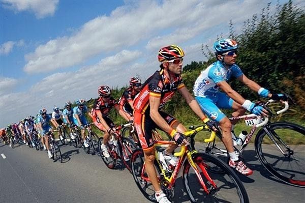 Alejandro Valverde had a small crash but seems OK.