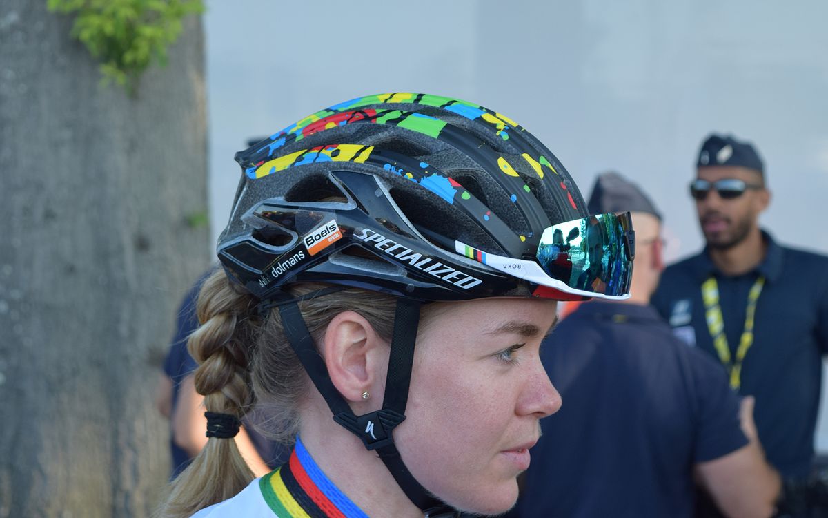Van der Breggen opts for an S-Works Prevail helmet and sunglasses from American brand Roka