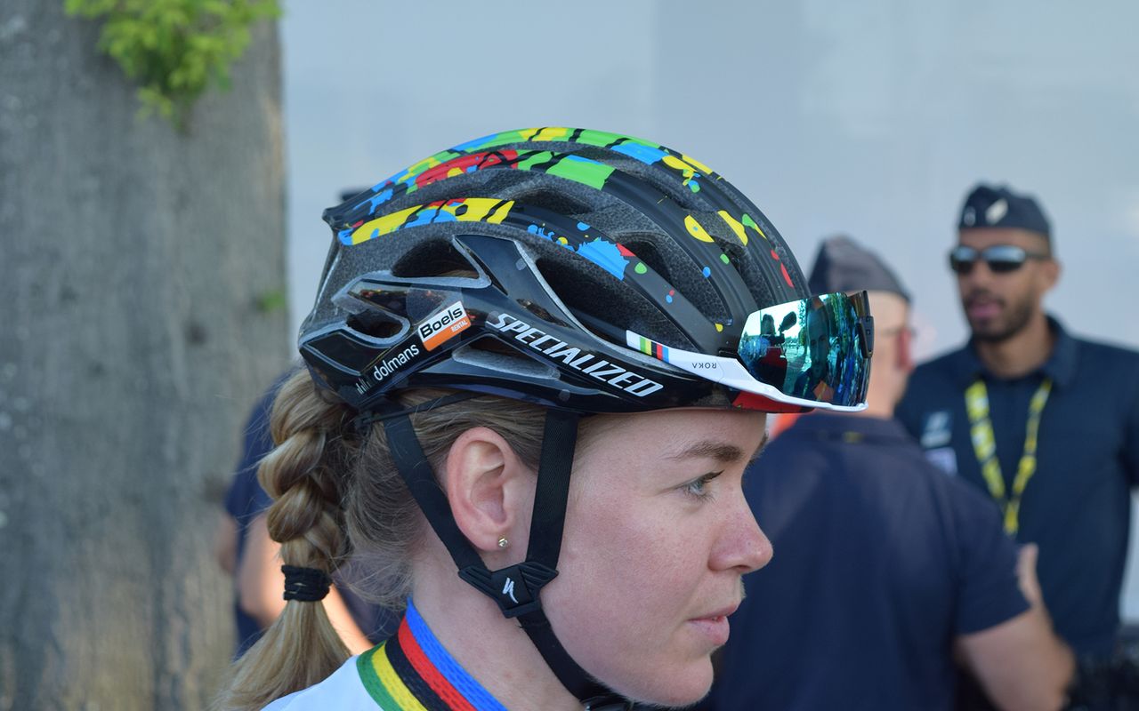 Van der Breggen opts for an S-Works Prevail helmet and sunglasses from American brand Roka