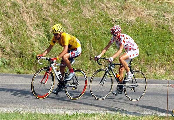 Oscar Pereiro (Caisse d'Epargne) with Michael Rasmussen