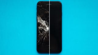 Ein iPhone mit einem gebrochenen Glas neben mit einem intakten iPhone
