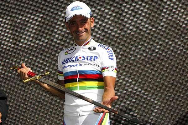 Paolo Bettini (Quick Step) shows off his new sword.
