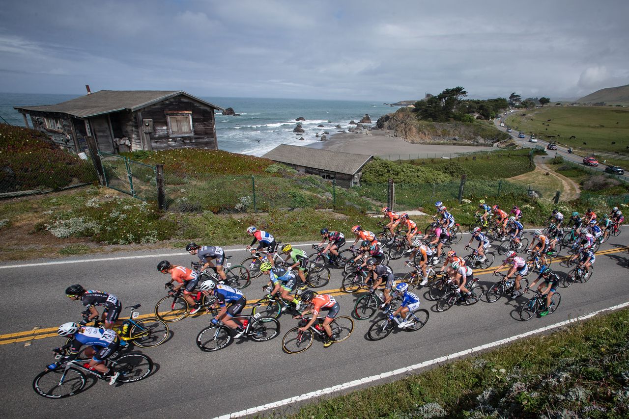 The peloton closes in on the final QOM of the day