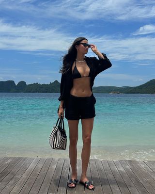 Wanita mengenakan bikini hitam.