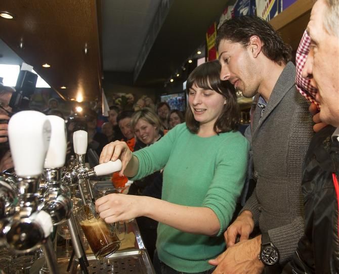 Fabian Cancellara takes a lesson in the fine art of pulling a pint.