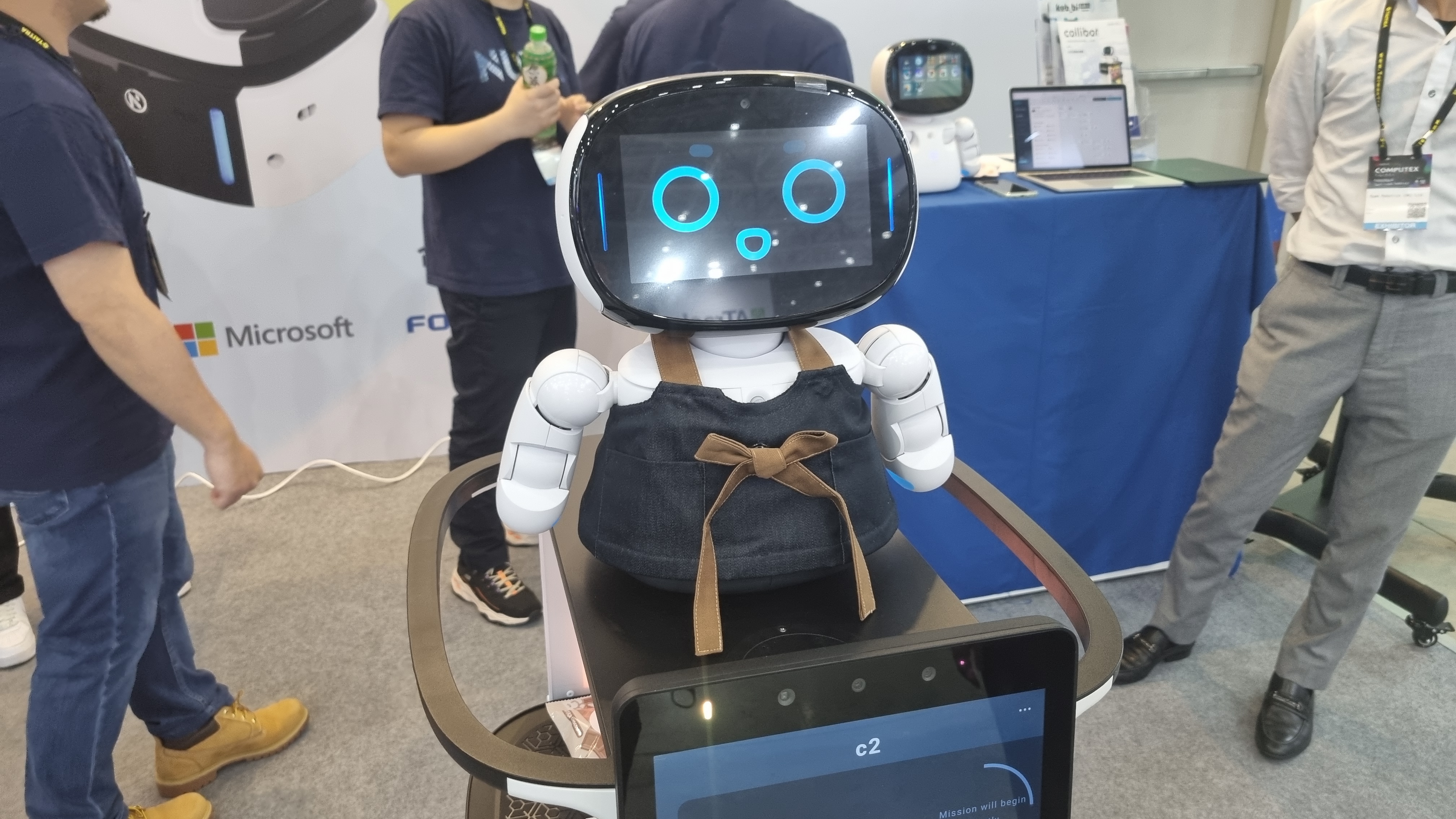 Этот раздражающий робот неоднократно кричал на меня на Computex, заставляя меня сопротивляться желанию его опрокинуть.