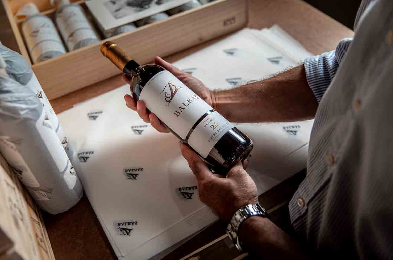 Packing Ribera del Duero red wine at Bodegas Balb&aacute;s winery