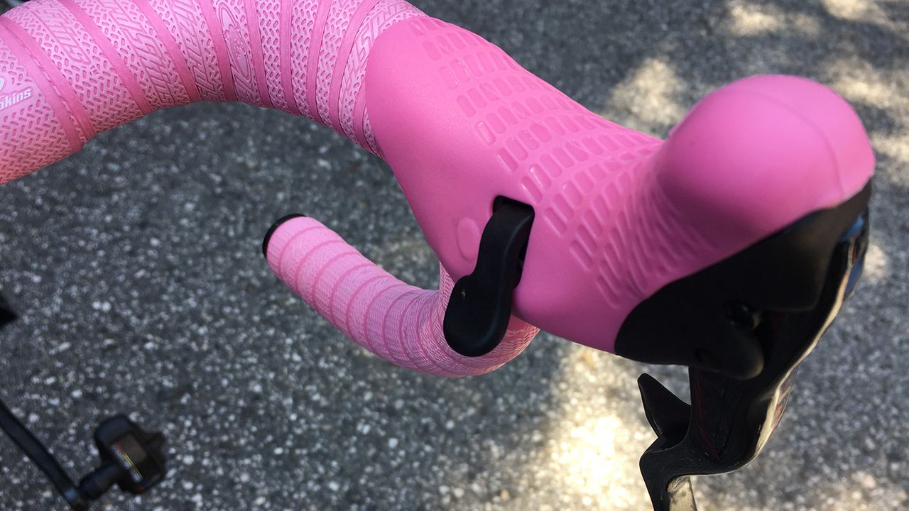 Campagnolo provided the Ecuadorian with special pink lever hoods to match the frameset