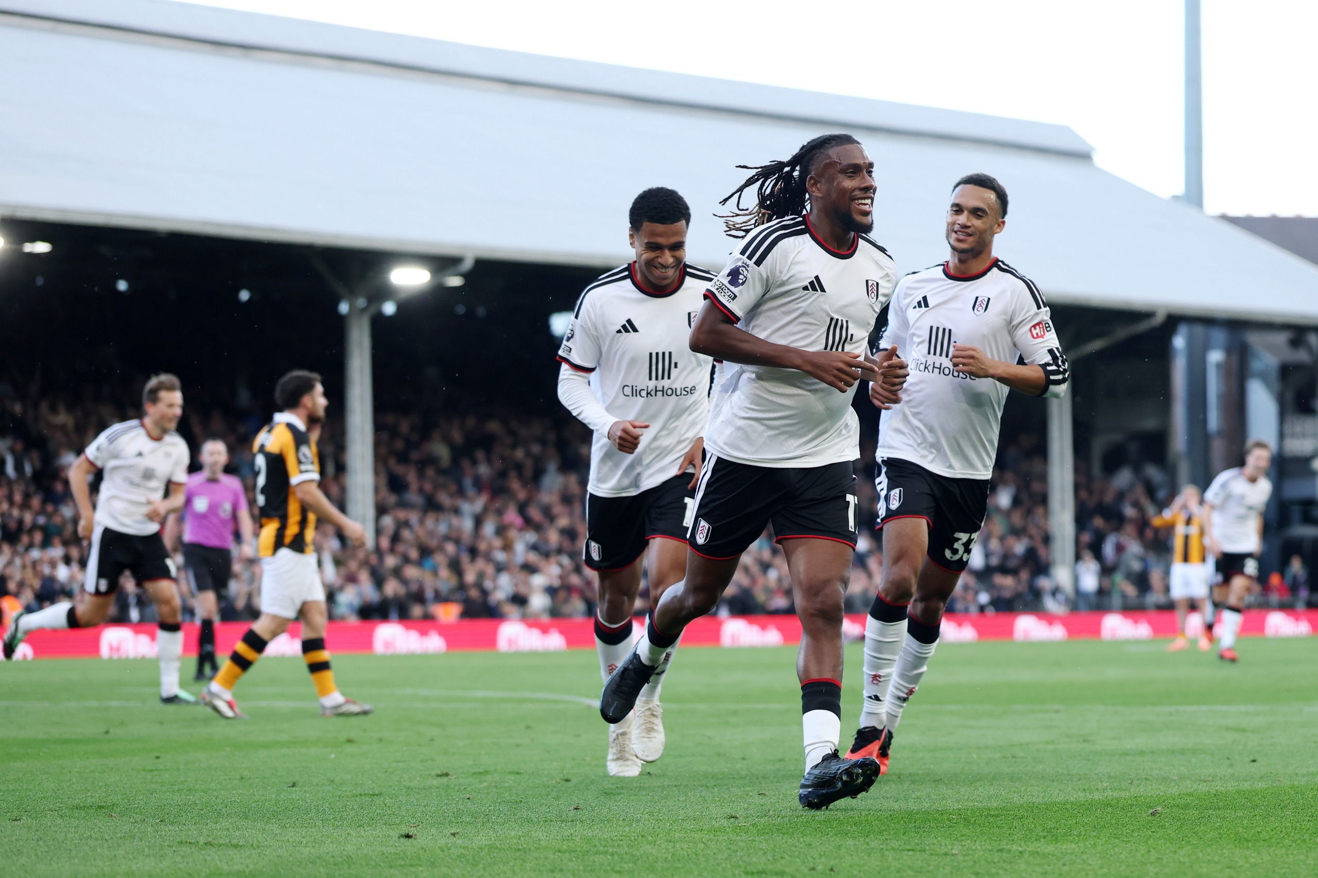 Alex Iwobi and Fulham celebrating their goal against Hull City