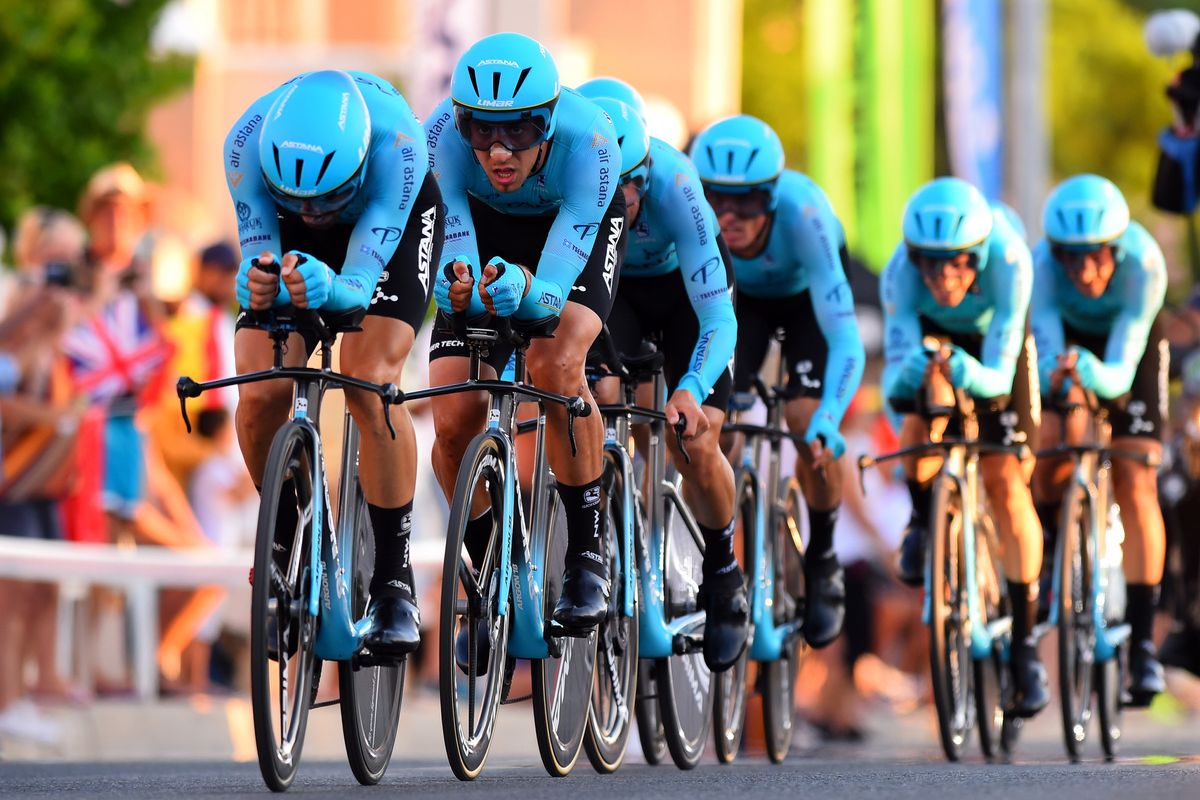 Cyclingnews cyclingnews новости велоспорта. Вело пелотон вид сверху. Astana Pro time Trial. Велоспорт и медицинский работник. La vuelta 2019 Stage 1 Team time Trial.
