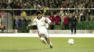 TOKYO, JAPAN - DECEMBER 01: Raul Gonzalez of Real Madrid scores his team's second goal during the Toyota Cup match between Real Madrid and Vasco da Gama at the National Stadium on December 1, 1998 in Tokyo, Japan. (Photo by Sports Nippon/Getty Images)