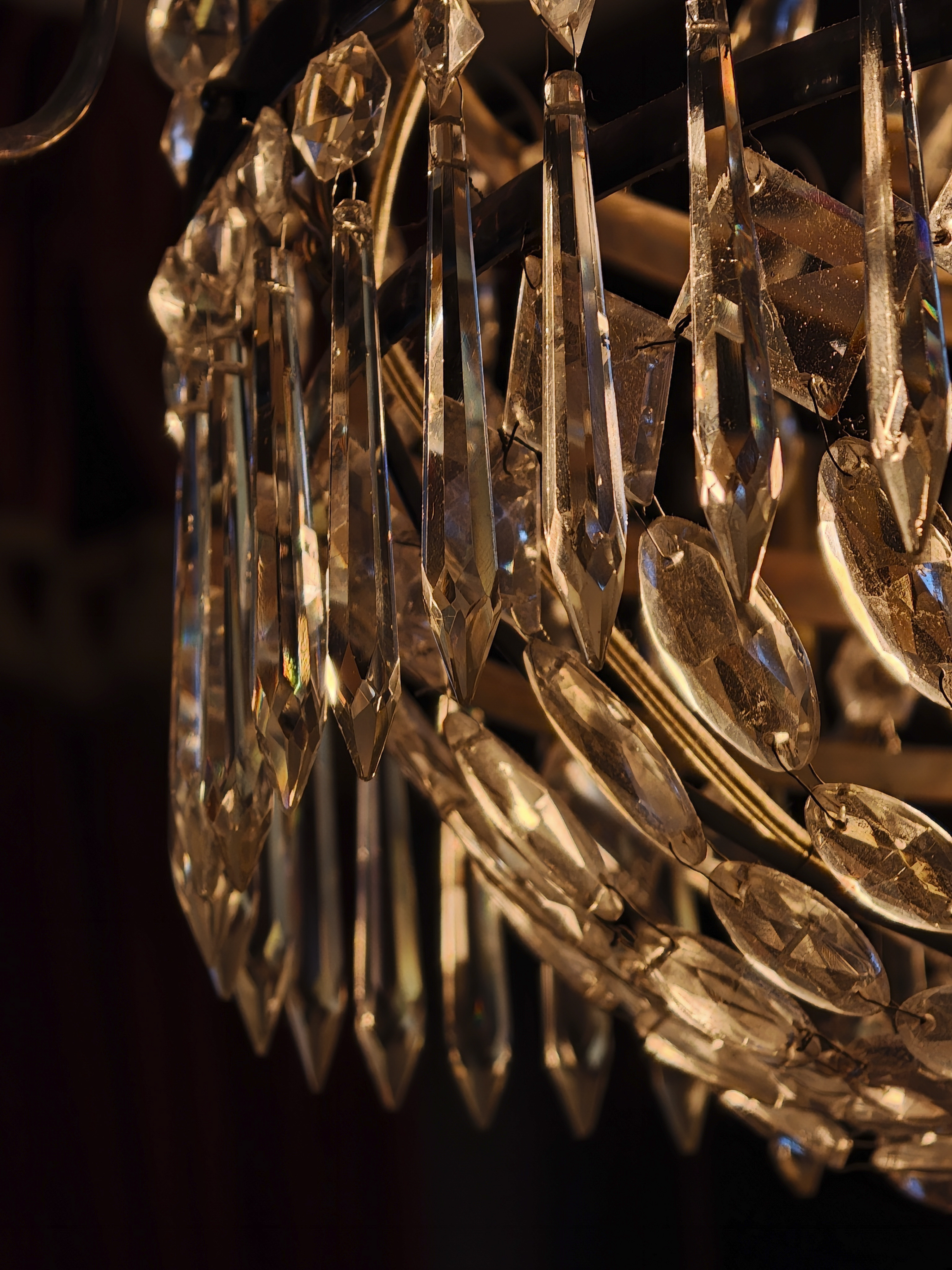 Oppo Find X8 Ultra phone sample image: chandalier closeup, at night