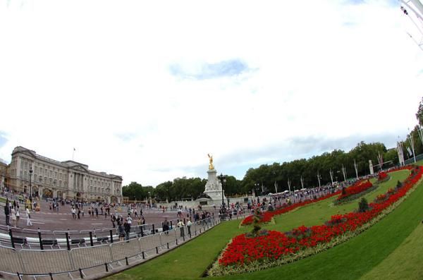 Buckingham Palace provided a backdrop for the women's Olympic road race