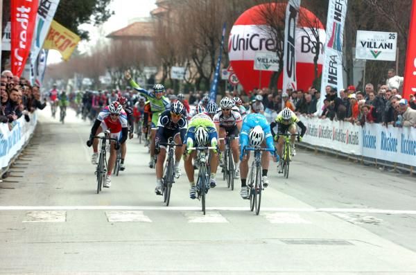Francesco Chicchi (Liquigas-Doimo) and Mattia Gavazzi (Colnago-CSF Inox) lunge desperately for the line