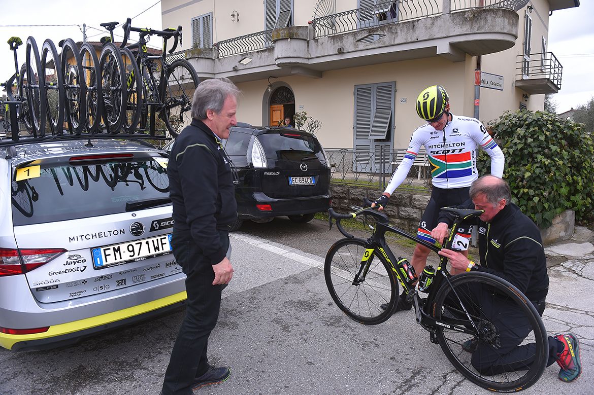 Daryl Impey gets mechanical assistance
