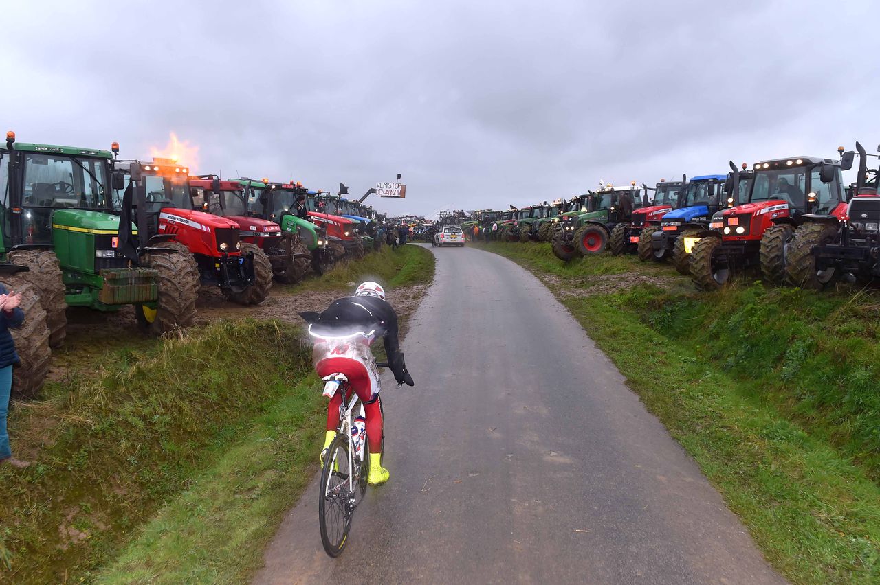 The farmers don't seem to have much interest in Luca Paolini's (Katusha) race winning move